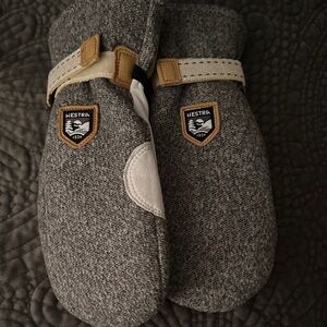 Hestra sz7 Gray Mittens with Tan Accents
